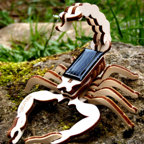 Scorpion Mini Sculpture Bois Jouet Solaire